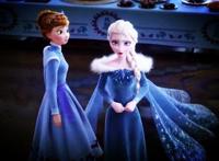 迪士尼公主艾莎的四套服装造型，每件都有披风，绿色轻纱最罕见