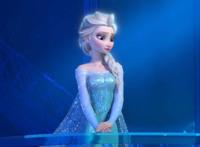 冰雪奇缘：艾莎的5种服装造型，保暖好看两不误，扶摇裙却最惊艳