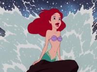 隐藏在《冰雪奇缘2》预告中的巧合，艾莎和小美人鱼进行世纪交谈