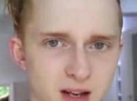 小伙痴迷《精灵旅社》，把头发弄成男主同款，拉直后秒变男神