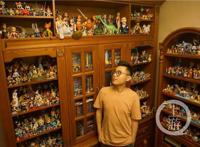 重庆小伙子15年收集上千迪士尼玩偶绘制出迪士尼风格的重庆