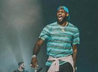 唱歌跳舞詹姆斯，当教练跟还小情人热吻的科比，网友：你们犯规！