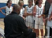 唱歌跳舞詹姆斯，当教练跟还小情人热吻的科比，网友：你们犯规！