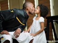 唱歌跳舞詹姆斯，当教练跟还小情人热吻的科比，网友：你们犯规！