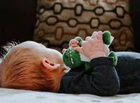 “骄傲”会蒙蔽双眼，从而忽视了自身的不足，谦虚才能不断进步