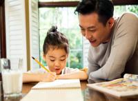 “骄傲”会蒙蔽双眼，从而忽视了自身的不足，谦虚才能不断进步