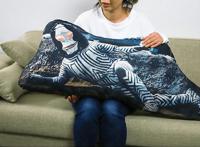 奥特曼官方推出三面怪人达达抱枕，网友：人至少不能