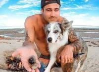 主人潜水拍摄视频，狗子也跟着下了水，不料他们遇到了鲨鱼群……