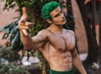 国外肌肉帅哥cos海贼王索隆，性感诠释绿藻头的筋肉魅力