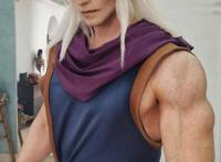 国外肌肉帅哥cos海贼王索隆，性感诠释绿藻头的筋肉魅力