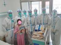 “我爱你们，大白妈妈”隔离病房里，医护暖心照料新冠肺炎小患者