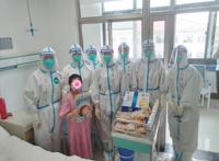 “我爱你们，大白妈妈”隔离病房里，医护暖心照料新冠肺炎小患者