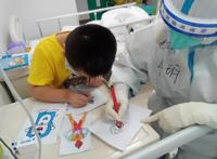 “我爱你们，大白妈妈”隔离病房里，医护暖心照料新冠肺炎小患者