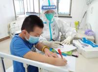 “我爱你们，大白妈妈”隔离病房里，医护暖心照料新冠肺炎小患者