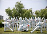 青春“疫”事丨“绘”聚力量——她用青春画笔为“大白”增添色彩