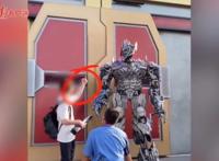 游客比不雅手势？和变形金刚互动，文明不能变形