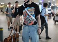 王嘉现身机场，他戴着小红帽，穿着动漫黑T显宅男属性