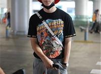 王嘉现身机场，他戴着小红帽，穿着动漫黑T显宅男属性