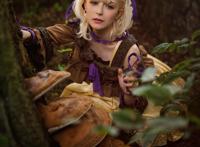 意大利可爱妹子扮演《死亡爱丽丝》睡美人！COS美不美主要看气质