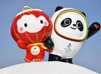 卑微雪容融求关爱，粉丝与冰墩墩拍照留念，却忘记了雪容融