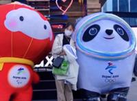 卑微雪容融求关爱，粉丝与冰墩墩拍照留念，却忘记了雪容融