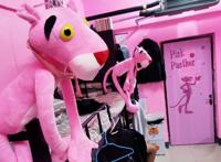 男生打造粉红豹主题宿舍，精致生活引热议，粉色从不是女生的专属