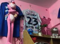 男生打造粉红豹主题宿舍，精致生活引热议，粉色从不是女生的专属