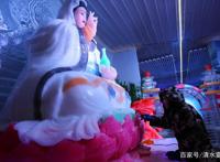 2千吨冰5千万元让地下车库变冰雪世界冰雕师每天挣1千5