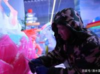 2千吨冰5千万元让地下车库变冰雪世界冰雕师每天挣1千5