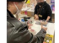 名柯作者青山刚昌到访犯泽商店，绘制柯南和小兰签绘，合影留念