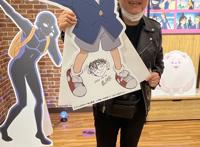名柯作者青山刚昌到访犯泽商店，绘制柯南和小兰签绘，合影留念