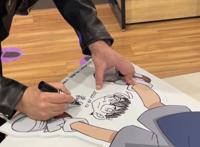 名柯作者青山刚昌到访犯泽商店，绘制柯南和小兰签绘，合影留念