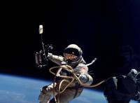 太空漫步看似美妙，但却可能在宇宙中永久漂流，再也无法返回家园