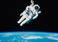 太空漫步看似美妙，但却可能在宇宙中永久漂流，再也无法返回家园