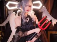 小萝莉COS黑暗洛丽塔小恶魔，恶魔叉神还原，回眸一笑让人恋爱！