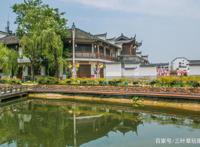 去临安河桥古镇，下车伊始就看到了《狐妖小红娘》的涂山城