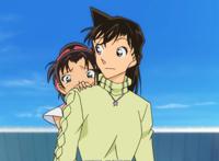 名侦探柯南：大怪兽哥美拉vs假面超人，和叶小兰合力拆弹