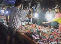 但丁街舞苍蓝星烧烤，当游戏里的角色摆起了地摊