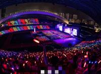 范冰冰绯闻男友现身张杰演唱会，与李冰冰并坐热聊甚是亲密！