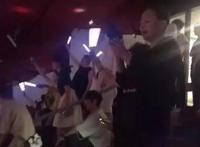 范冰冰绯闻男友现身张杰演唱会，与李冰冰并坐热聊甚是亲密！