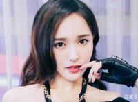 千玺双手接物，小凯不许找圈内女朋友，她留下阴影，明星家教真严