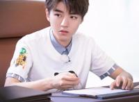 千玺双手接物，小凯不许找圈内女朋友，她留下阴影，明星家教真严