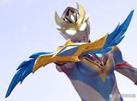 德凯奥特曼：最强形态官方剧照，右圣剑左护盾，挥剑劈砍庞敦