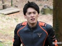 《德凯奥特曼》最新海报公布，主角新形态撞脸超古代巨人石像！