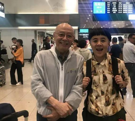 53岁“金龟子”刘纯燕近照，身穿童装锅盖头，脸部细纹暴露年龄