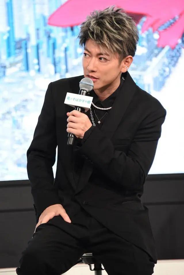 组图：《龙和雀斑公主》完成报告会佐藤健将为巨龙配音