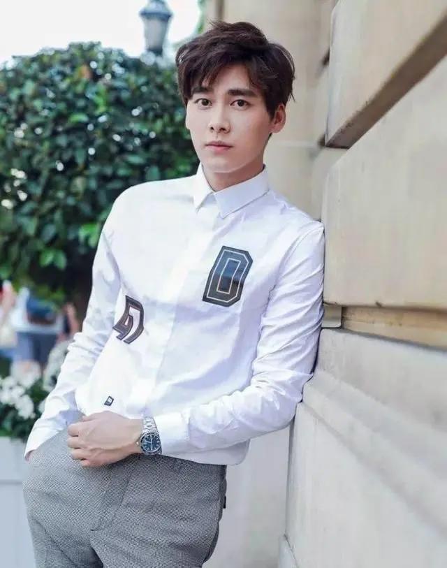 《镜·双城》漫版定档8月15日，剧版也即将来袭，李易峰令人期待