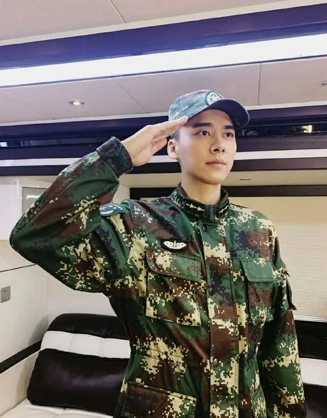 《镜·双城》漫版定档8月15日，剧版也即将来袭，李易峰令人期待