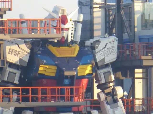 横滨巨型高达完成测试运作正常，还有灯光配合演出就差驾驶舱啦