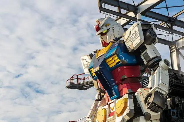 横滨巨型高达完成测试运作正常，还有灯光配合演出就差驾驶舱啦